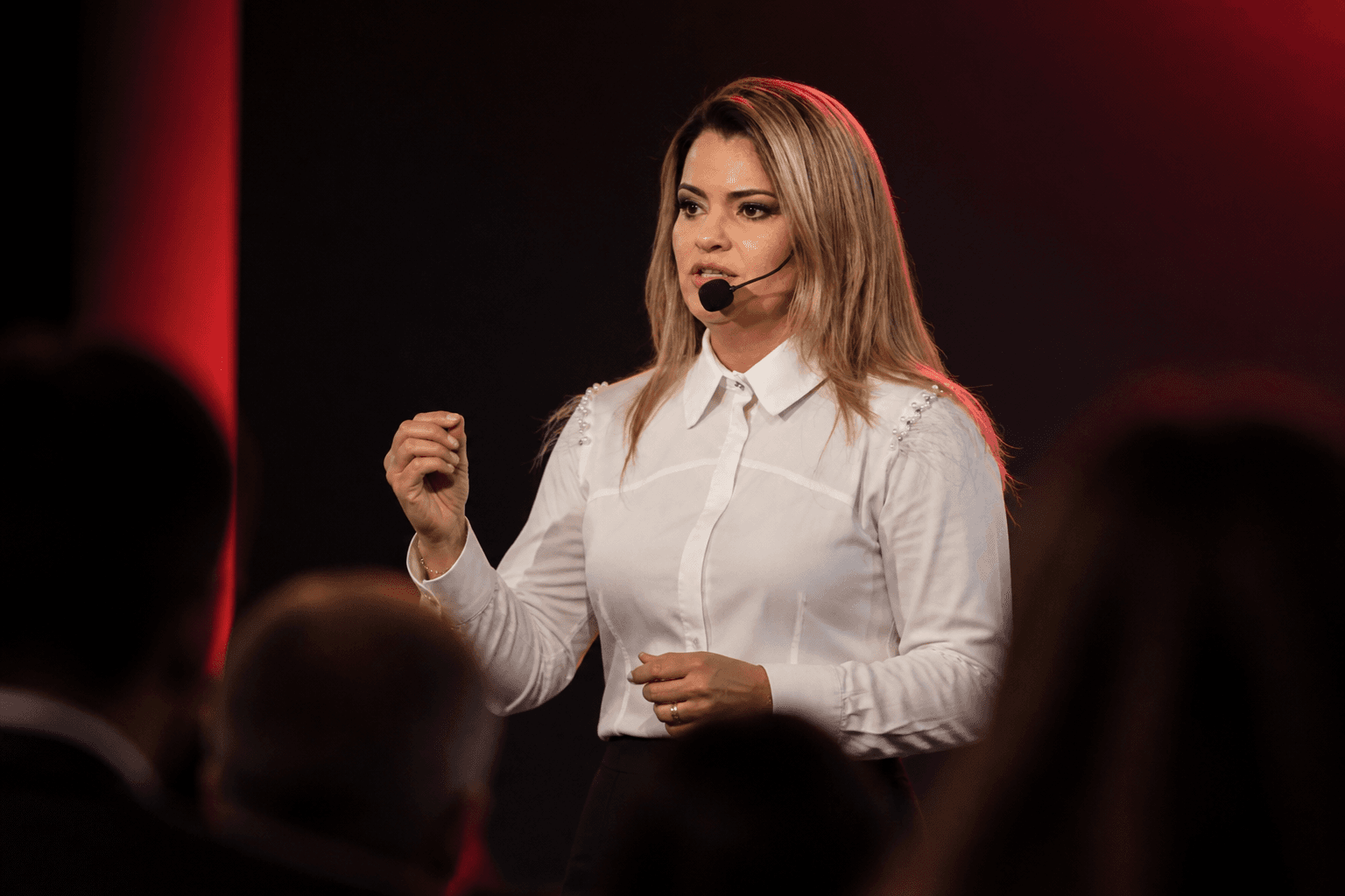 Tati Souza conduzindo a experiência no palco do MOVA